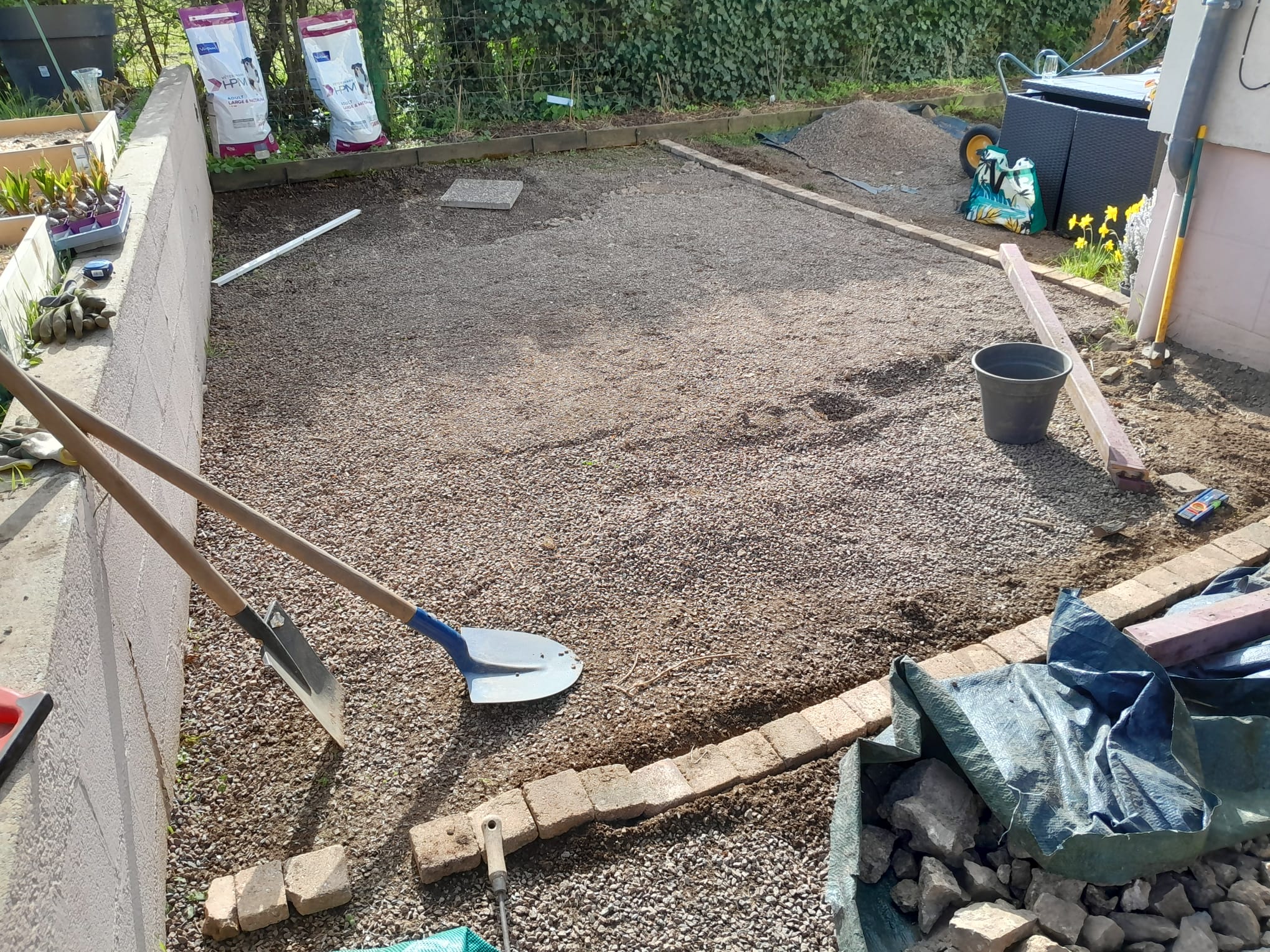 Travaux de préparation d’un espace extérieur gravillonné